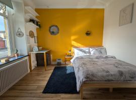 R1 - Bright Quiet Double - City & Beach Access, WIFI, Free Parking - Self Catering, hotel a Swansea