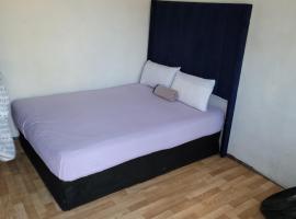 small cheap room, hotel v destinaci Kroondal