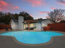 Modern Luxury x Backyard Pool Retreat 4-BD 2-BA, hotel em Plano