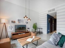 Spacious 1B with Balcony Overlooking City Views