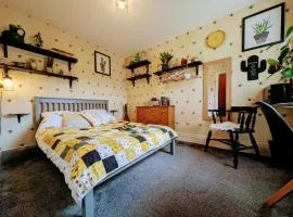 Double Room in Newhaven Town Centre with own TV, cereal breakfast near Trains & Ferry
