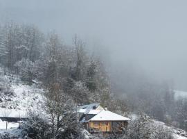 Eco-grange au milieu de notre ferme biologique O'Naturel, hotel i Massat