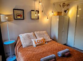 JoyJoyJoy the Red Sun ecolicious studio in the historic Canalhouse Tropics at the Canals from 1729, hotel in Amsterdam