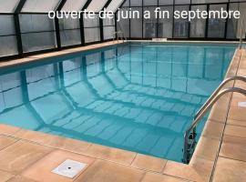 Ossau T2 5 personnes piscine climatisation 1 chambre draps serviettes inclus parking moustiquaires lave vaisselle lave linge tout confort: Bielle şehrinde bir otel