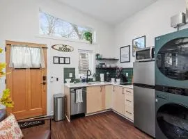The Acorn - Tiny House in HISTORIC OAKWOOD、ローリーのタイニーハウス