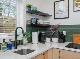 The Acorn - Tiny House in HISTORIC OAKWOOD