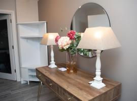 Luxury 3 bed town house Dog friendly, hotel v destinaci Donegal
