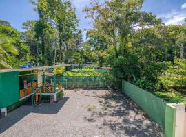 Cabina Guatusa, 3Min from the Beach! Playa Chiquita, hotel en Punta Uva