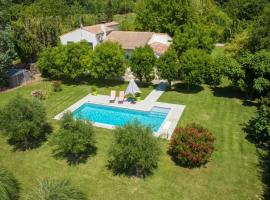 La Villa aux Cyprès bleu, hotel in Le Thor