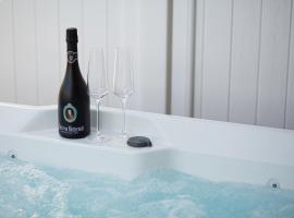 Wellness-Doppelhaush&auml;lfte "Sand" eingez&auml;unt 130m, spa hotel in Fehmarn