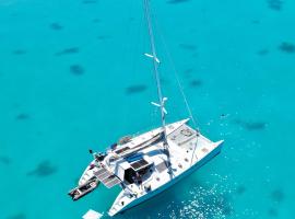 Night onboard, Hotel in Orufara