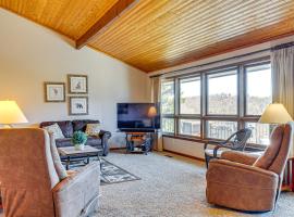 Spacious Mountain-View Home 13 Mi to GSMNP!、ガトリンバーグのホテル