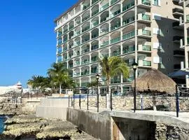 The Queen of Cozumel - ROYAL VISTA - Caribbean Ocean VIEW Suite for Couples in Mind