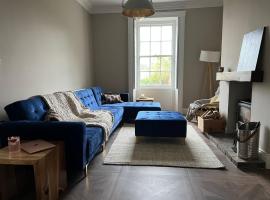 Georgian house with hot tub right on the River!, hotel Tadcasterben