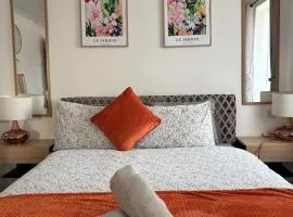 Luton Lodge - Newly Renovated Ideal for Short Stay, Close to Airport Train Station, Free Parking off street , Luxury Comfort in Low Price