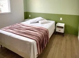Ap de 2 quartos com AR, wifi e garagem - Bairro tranquilo