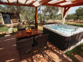 House Stone house with jacuzzi, ξενοδοχείο σε Lukoran