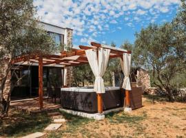 House Stone house with jacuzzi, Hotel in Lukoran