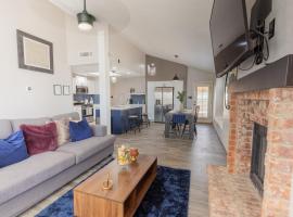 Stylish Escape 3BDRM with fireplace，位于埃尔帕索的酒店