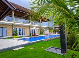 Luxurious, Seaview, Private Pool, 3-Bedroom Villa in Seraya
