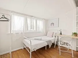 Pleasant Single Room - Prime Location in Carlton with Dining Next Door - Shared Bathroom