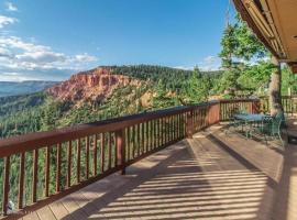 Amazing views near Strawberry Point!, ξενοδοχείο σε Duck Creek Village