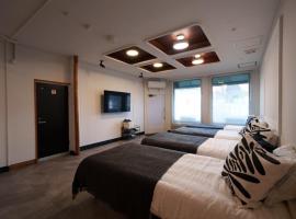 oyadoya gifu kinryu 岐阜駅徒歩10分 デザイナーホテル 大人数貸切 最大7名 駐車場2台有り, k&aelig;ledyrsvenligt hotel i Gifu