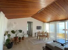 Little Peaceful Retreat - Bright Loft with a View