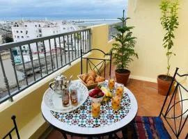 Appartement Charmant au Coeur de Tanger avec Vue sur la Mer, Cosy Balcon, 2 Salles de Bain, WIFI, AC, IPTV