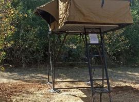 Tente Perchée Kenya MAS DE BOUZOU, hotel a Grèzes