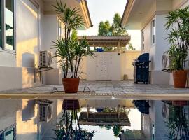 Luxurious Poolside Retreat in Bang Saray, hotel que aceita pets em Bang Sare
