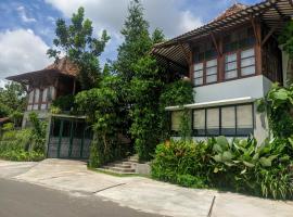 Omah Betakan Boutique Homestay, hotel v destinaci Moyudan