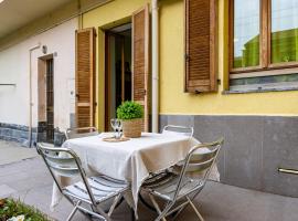 Cozy Flat with Private Garden, hotel in Paderno Dugnano