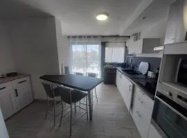Studio Cabine Climatisé à 150m de la Mer - Parking Privatif - Animaux Acceptés - FR-1-776-100