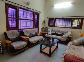 Spacious bungalow with all basic amenities: Indore şehrinde bir otel
