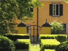 Schloss mit eigenem Garten und Parkplatz