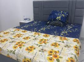 Homestay Cozy bedroom with private attached washroom in ajman villa, privat indkvarteringssted i Ajman