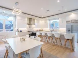 Luxury 5BR Smart Home Near JFK with Gym, Theater & BBQ
