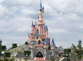 Homewood - entire property for 6 people - 4 adults maximum - in village 10 min from Disneyland Paris & TGV RER A