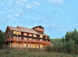 Awe Inspiring Mountain Lodge hot tub for large groups