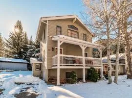 3 Bedroom 2 Bathroom Alpine Getaway right in Avon
