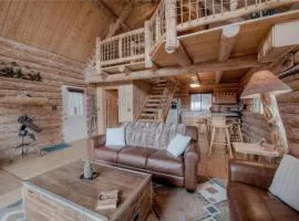 Cozy Log Cabin Loft Hot Tub on 5 wooded acres