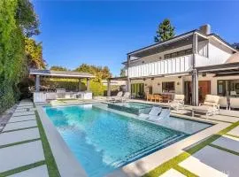 Contemporary Elegance sleeps 16 pool hot tub