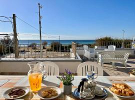 The Front Beach Penthouse 20 m by Salento Prime, ξενοδοχείο σε Marina di Pescoluse