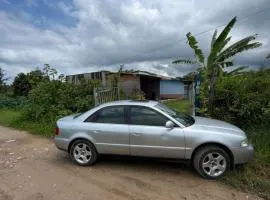 Aluga-se quarto com piscina