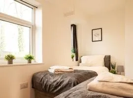 Cosy 2 Bedroom Apartment - Free Parking, Fast WiFi and Smart TV by Tejza Property