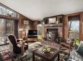 Zen Vibe w Fireplace Grill Deck & Screened Porch