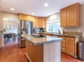 Spacious & Serene 6-Br Family Retreat in Kirkland