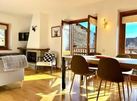 Apartament amb llar de foc i balcó amb vistes de la vall by RURAL D'ÀNEU