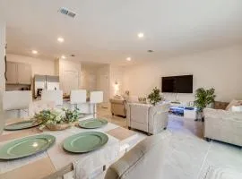 Davenport Home w/ Pool Access & Patio!